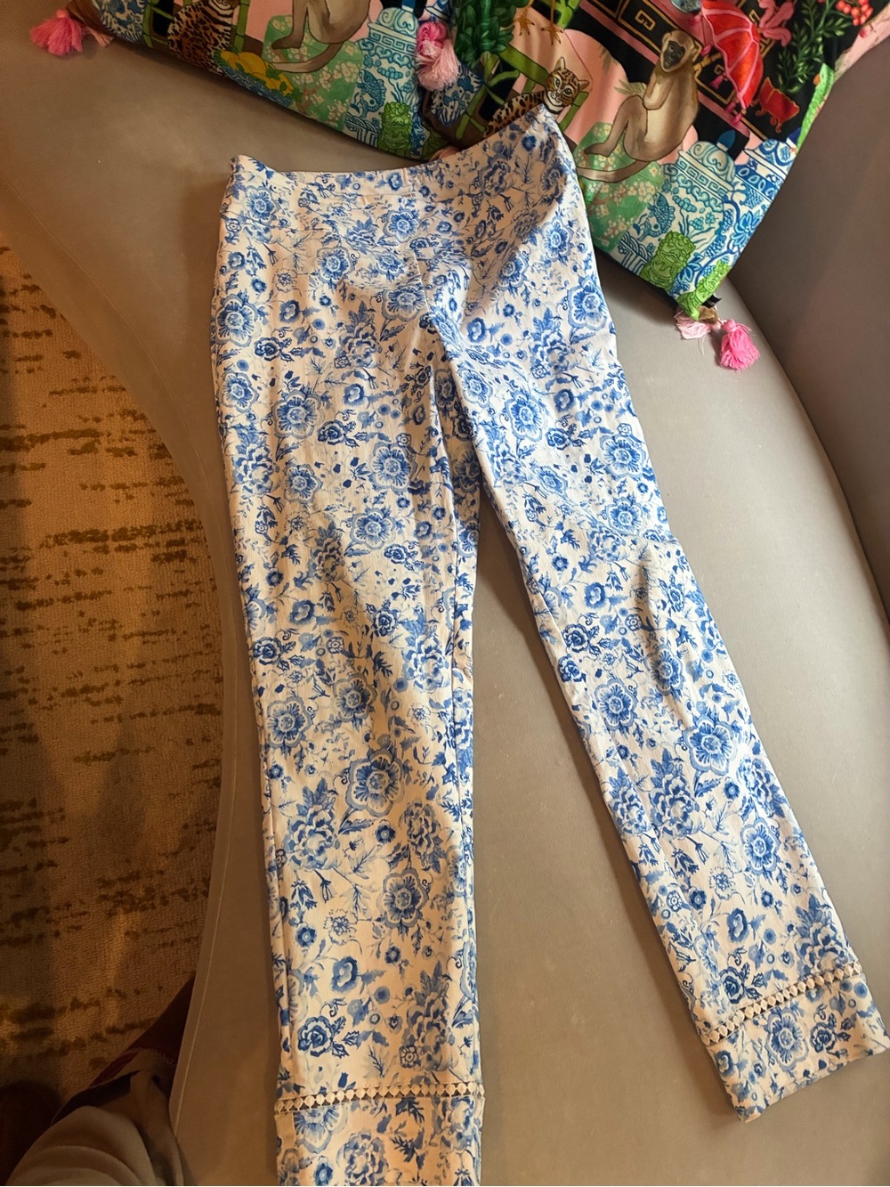 crown & ivy White Cropped Pants with Blue Floral Motif